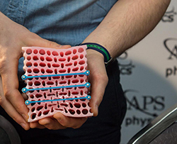 Bastiaan Florijn showing off his mechanically programmable meta material made of rubber.
